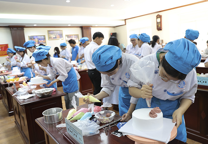 Sinh viên Khoa Du lịch – Khách sạn sáng tạo cùng Hội thi Trang trí bánh kem